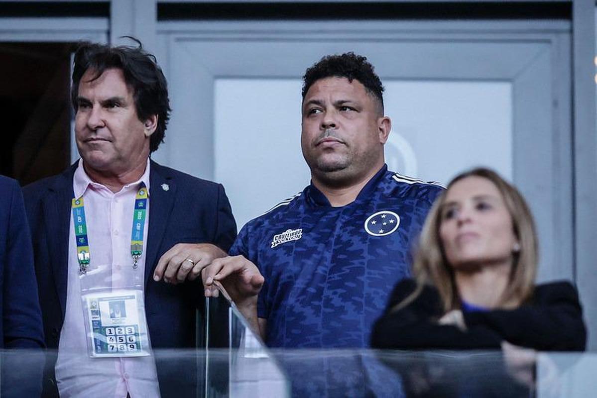Ronaldo usa camisa nova do Cruzeiro no Mineirão, mas tapa marca da Adidas