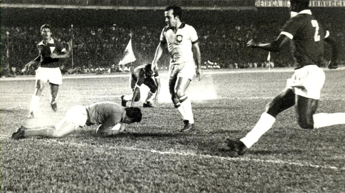 Em amistoso disputado em 1969, Atltico venceu a Seleo Brasileira por 2 a 1, no Mineiro. Amauri Horta e Dario marcaram para os donos da casa, enquanto Pel descontou para os visitantes.