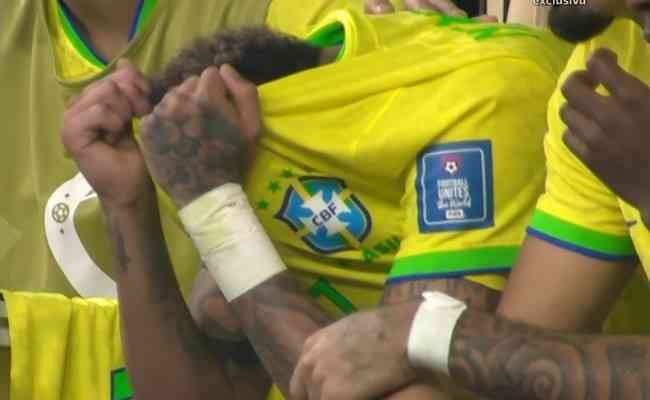 Neymar deixou o campo chorando