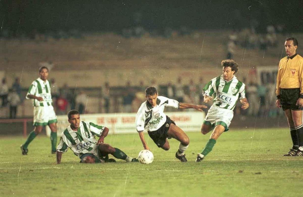 Em partida vlida pelo grupo A da Copa Centenrio, Atltico e Amrica empataram por 2 a 2. O jogo foi disputado no antigo Mineiro