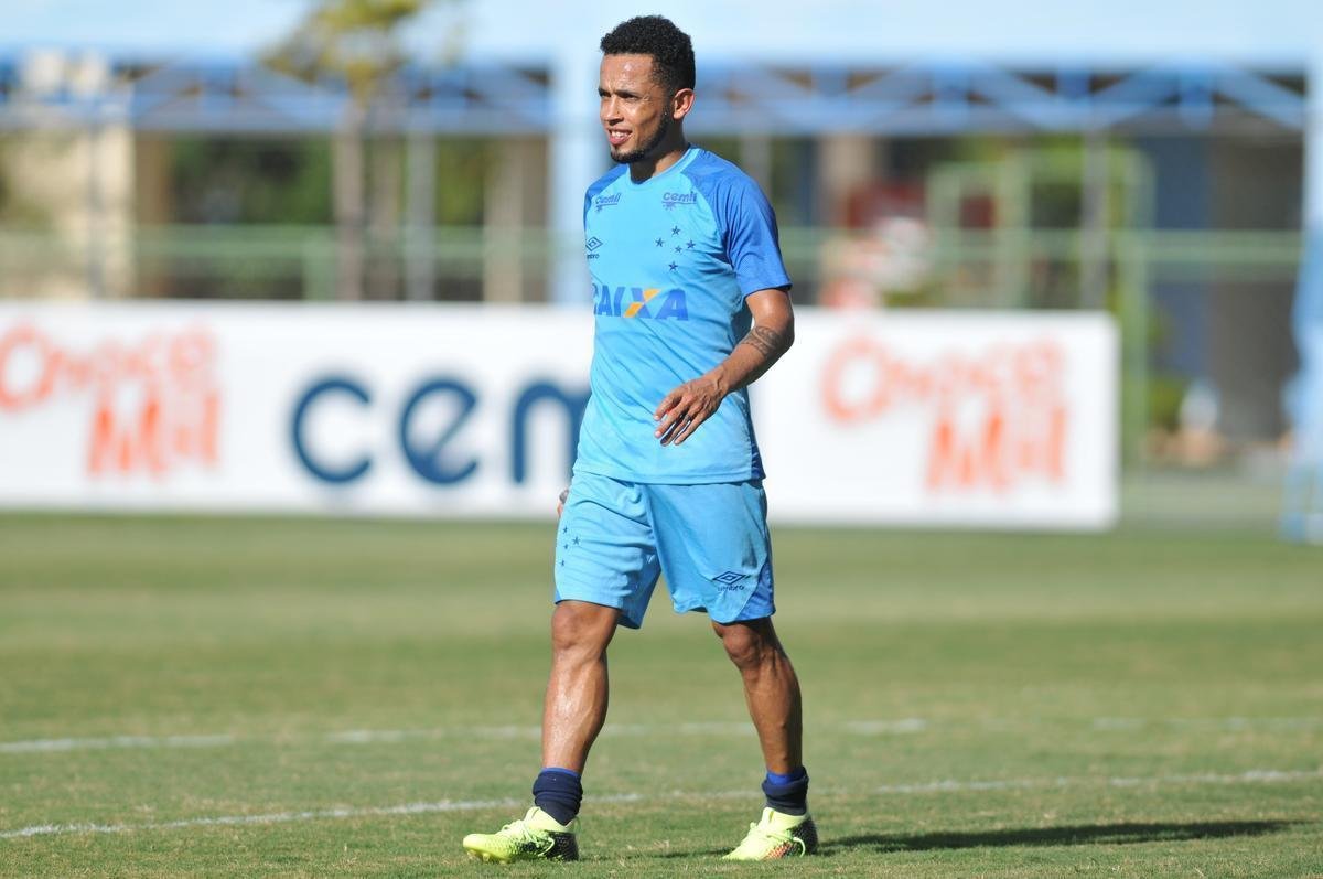 Cruzeiro se reapresentou aps estreia na Copa Libertadores e iniciou sua preparao para o clssico de domingo, s 11h, no Independncia, contra o Atltico, pela nona rodada do Mineiro. As novidades foram as presenas do atacante Sass e do zagueiro Cac, da base. Fred foi vetado devido a um estiramento na panturrilha direita. 