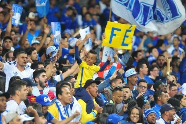 Torcedores do Cruzeiro lotam as arquibancadas do Mineiro para acompanhar a partida vlida pelas quartas de final da Copa do Brasil