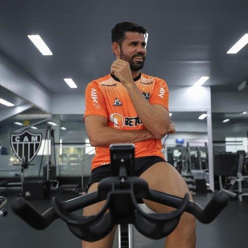 Diego Costa posa com as camisas 1 e 2 do Atlético, faz exames e atividades na academia da Cidade do Galo