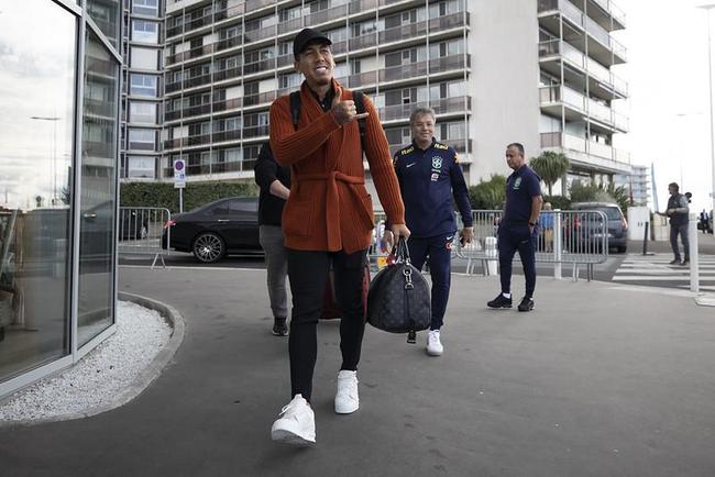Jogadores que atuam na Europa já se apresentaram ao técnico Tite em Le Havre, na França