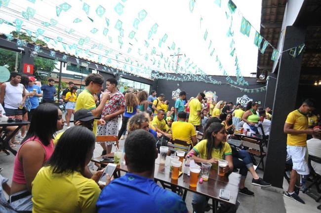 Na regio de Venda Nova, em Belo Horizonte, torcida festeja vitria do Brasil sobre a Coreia do Sul por 4 a 1 pelas oitavas de final da Copa do Mundo