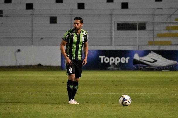 Com dois a menos durante boa parte do segundo tempo, o Coelho fez valer a superioridade numrica e bateu a Macaca por 1 a 0