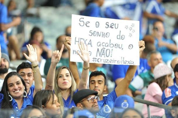 Torcida cruzeirense encarou engarrafamento, chegou atrasada, mas compareceu em bom nmero