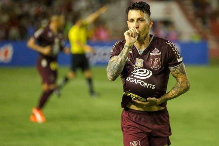O meia Jean Carlos marcou 7 gols em 35 jogos pelo Nutico, que ficou em 16 na Srie B, com 44 pontos.