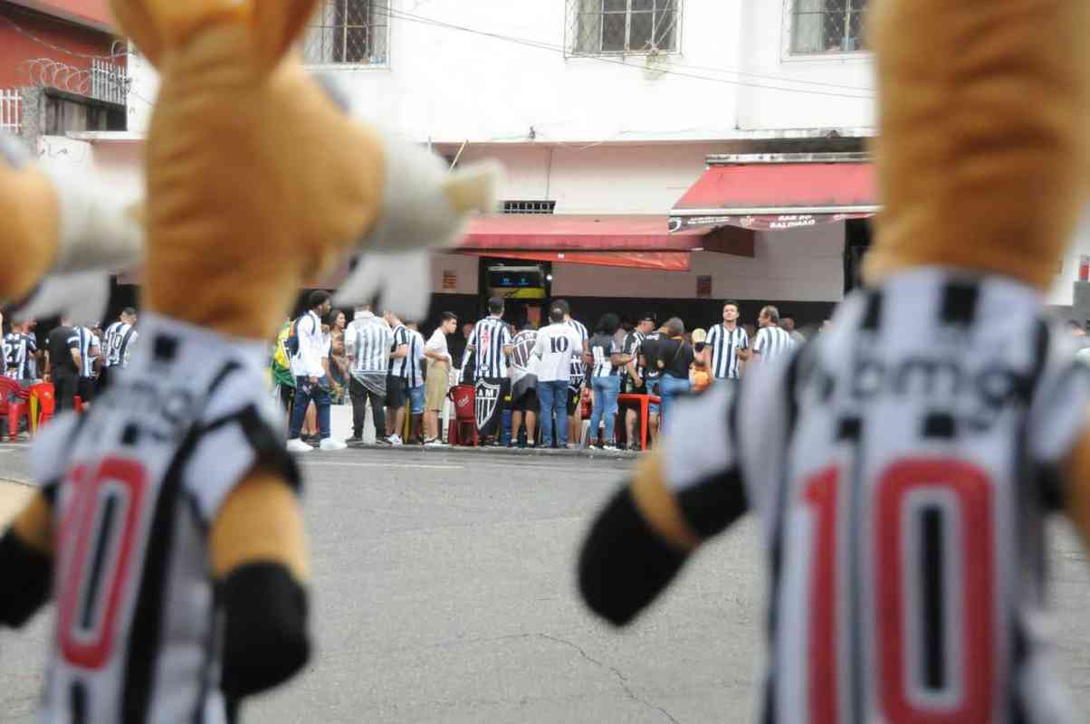 Nesta quinta-feira (2), torcedores do Atltico lotaram os bares de BH para acompanhar Bahia x Galo, jogo adiado da 32 rodada do Campeonato Brasileiro. Na imagem, Bar do Salomo, na Rua do Ouro.