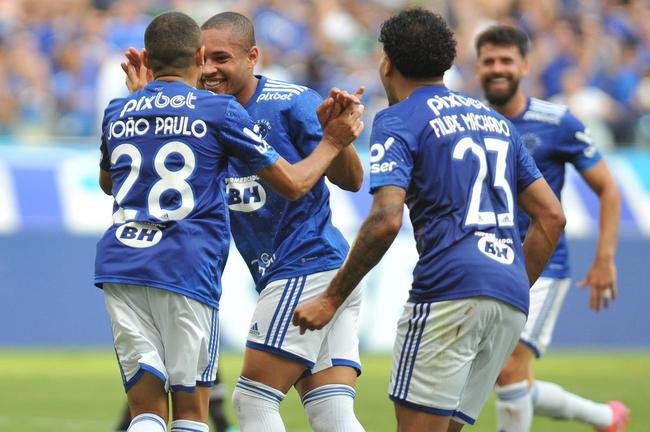 Fotos do gol de Jo�o Paulo, do Cruzeiro, sobre o Athletic, pela semifinal do Campeonato Mineiro; meia marcou em cobran�a de p�nalti