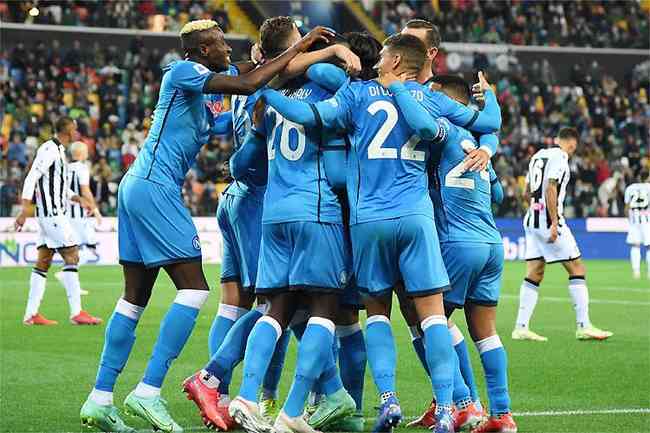 Napoli mantm embalo e o bom incio no Campeonato Italiano com mais uma vtima