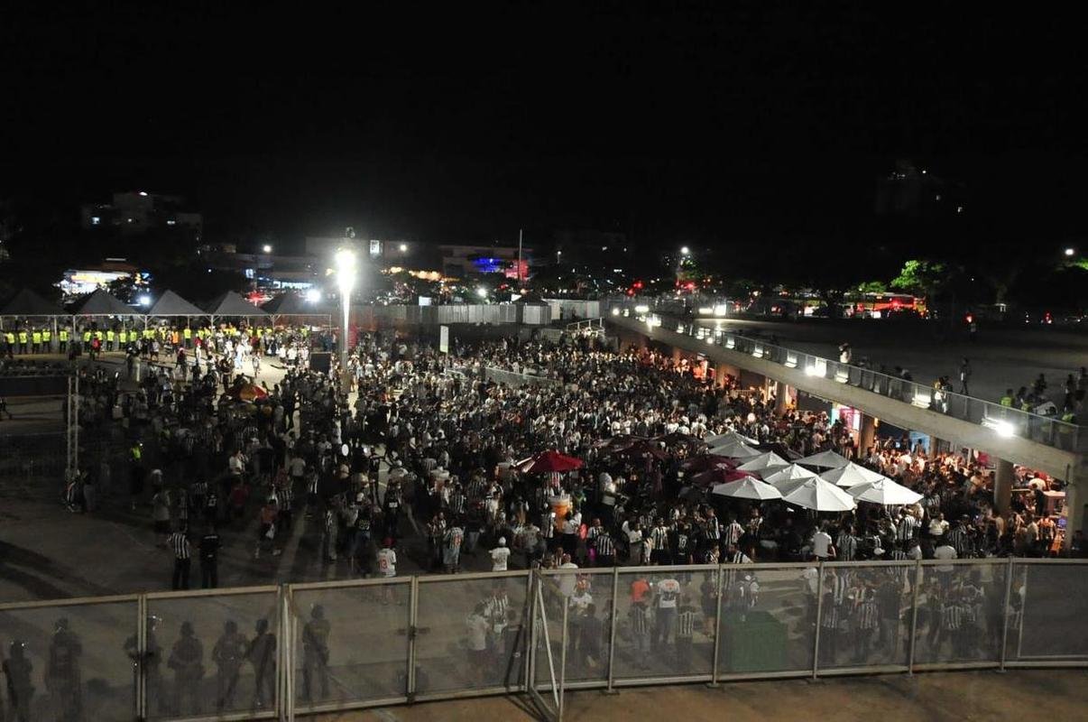 Atleticanos invadiram o Mineiro no jogo contra o Grmio e bateram recorde de pblico no Brasileiro; veja fotos do entorno do estdio antes da partida