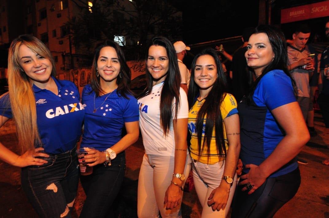 Torcedores do Cruzeiro fazem viglia de 24 horas no Mineiro para aguardar a primeira partida da final da Copa do Brasil contra o Corinthians, nesta quarta-feira, s 21h45. Evento foi divulgado na internet e reuniu dezenas de fanticos. Movimento foi lanado em 2013, antes de jogo decisivo com o Grmio, pelo Campeonato Brasileiro, e j havia se repetido em 2017 antes da deciso da Copa do Brasil.