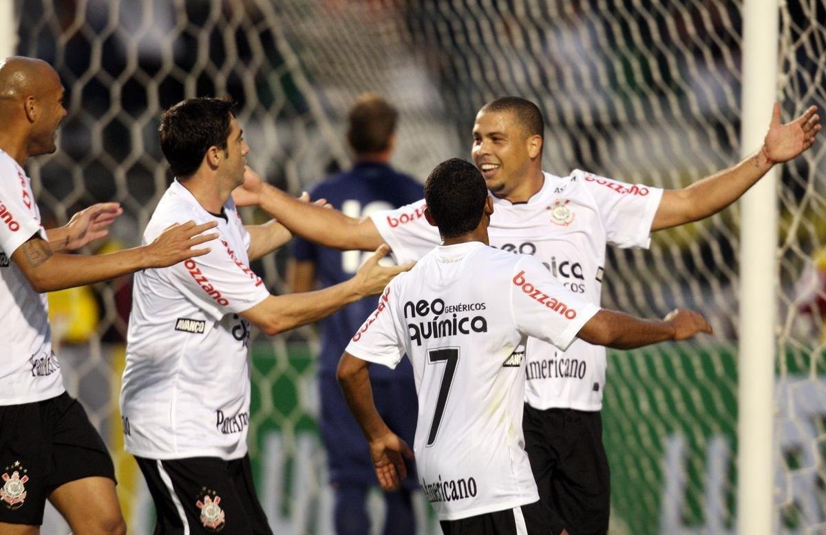 2010 - Corinthians era o líder, com 44 pontos, dois a mais que o Fluminense. Time paulista terminou em 3°, com 68 pontos, três a menos que o time carioca, que levantou a taça.