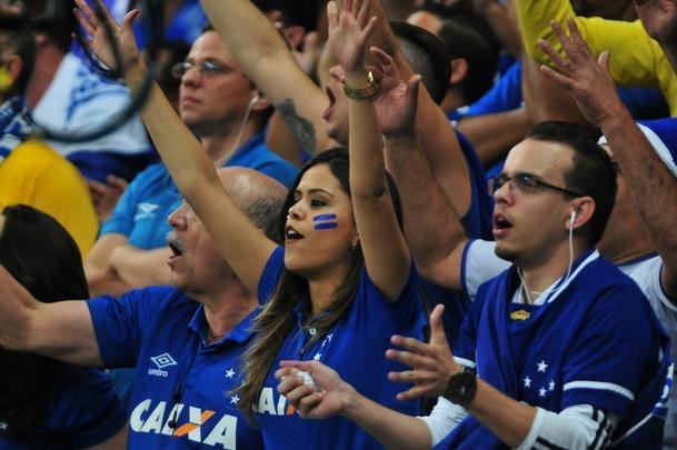Da ansiedade  festa: torcedores do Cruzeiro foram  loucura no Mineiro