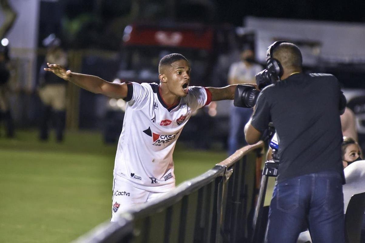 Cruzeiro foi goleado por 3 a 0 pelo Vitria no Barrado em jogo pela 36 rodada da Srie B do Campeonato Brasileiro de 2021