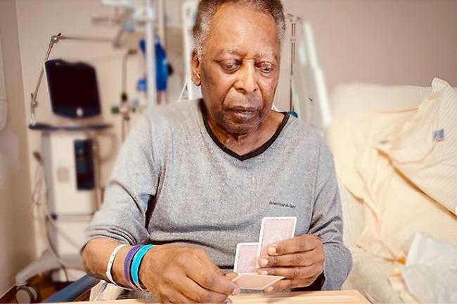 Filha posta fotos em jogo de cartas com o Rei Pelé no quarto do hospital