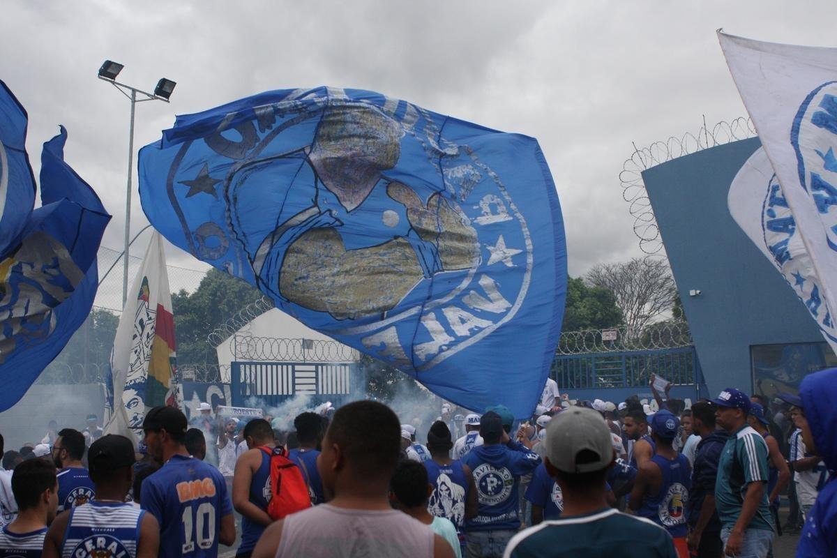 Torcedores do Cruzeiro foram  porta da Toca II apoiar os jogadores na vspera do jogo com o Flamengo