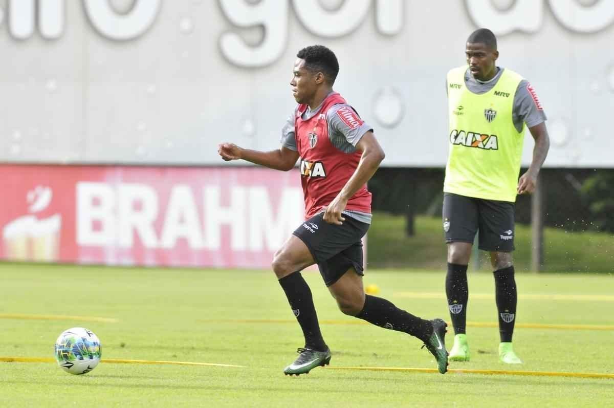 Jogadores que no foram titulares contra o Tombense, no sbado, treinam na cidade do Galo