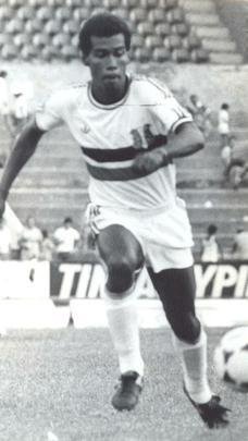 Zé do Carmo veste a camisa do Santa Cruz para a temporada de 1986 da Adidas