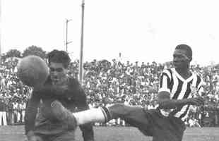 30/05/1965 - O jogador de futebol do Atlético, Mario de Sousa, e o jogador do Cruzeiro, Sinval, num lance do clássico realizado no Independência