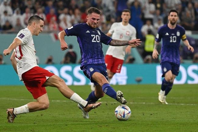 Goleiro Wojciech Szczesny defendeu pnalti cobrado por Messi no duelo entre Polnia e Argentina no Estdio 974