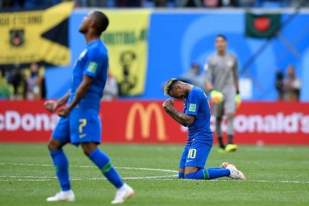 Neymar chorou após marcar o segundo gol do Brasil na vitória por 2 a 0 sobre a Costa Rica