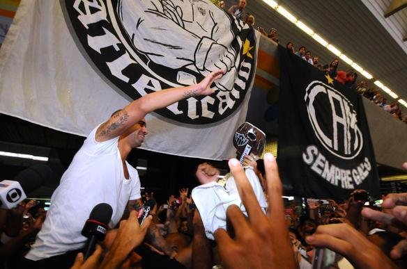 Diego Tardelli nos braos da torcida do Atltico, na chegada a Confins.
Atacante assinar contrato de quatro anos com o clube