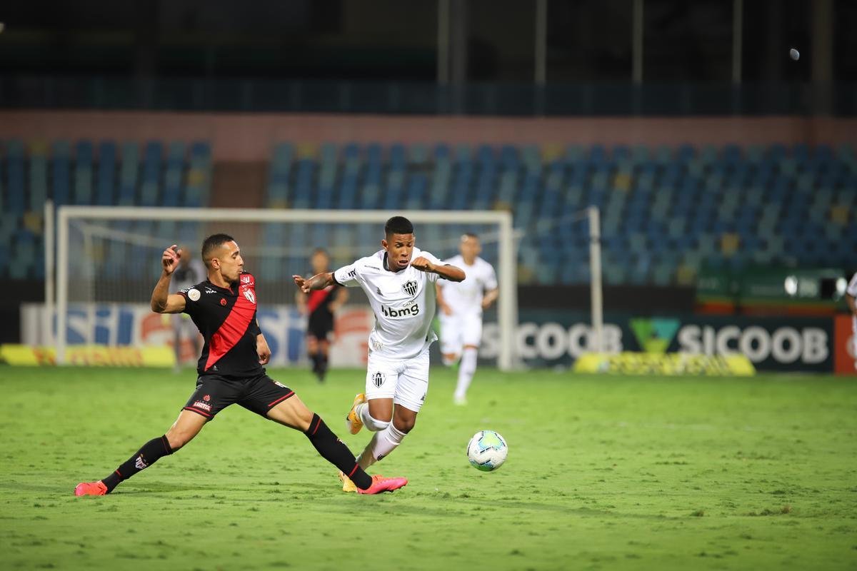 Atltico venceu Atltico-GO de virada, por 4 a 3, com gols de Keno (3) e Nathan; Com resultado, Galo assumiu liderana do Campeonato Brasileiro, com 21 pontos