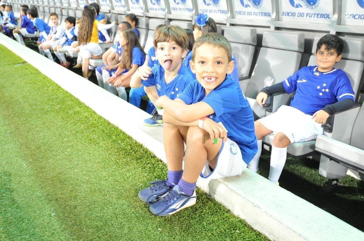 Torcida do Cruzeiro encarou frio e crise de abastecimento para apoiar o time contra o Palmeiras, no Mineiro