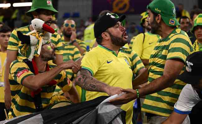 Torcedores do Brasil discutem por faixa antes de jogo com a Sua