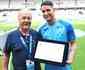 Thiago Neves  homenageado e recebe placa por 100 jogos com a camisa do Cruzeiro
