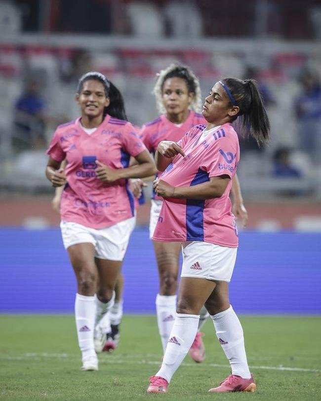 Em preliminar de Cruzeiro x Ituano pela Srie B, o time feminino da Raposa, conhecido como Cabulosas, goleou o Araguari por 8 a 0 pela terceira rodada do Campeonato Mineiro Feminino. Equipe cruzeirense estreou o uniforme rosa, confeccionado pela Adidas em homenagem  campanha Outubro Rosa, de conscientizao contra o cncer de mama