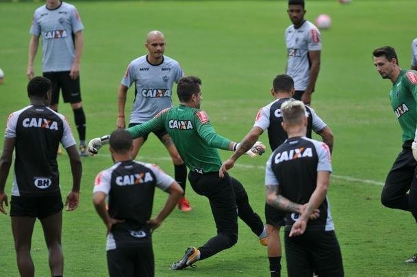 Manh desta sexta-feira foi agitada no Atltico com demisso de Oswaldo e coletiva do presidente