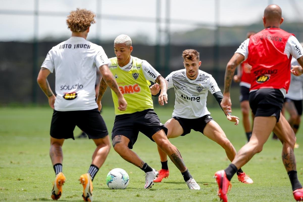 Veja fotos do treino do Atltico