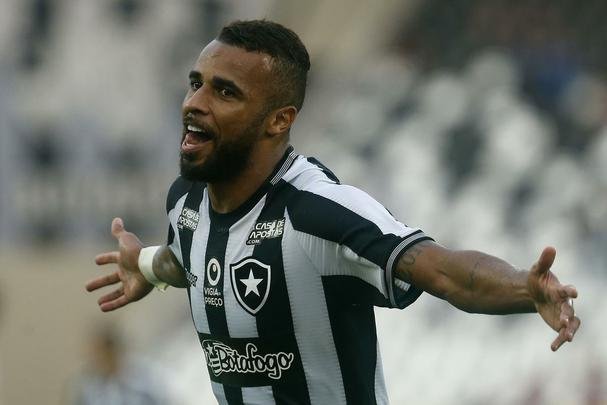 Fotos da vitória do Botafogo sobre o Atlético, por 2 a 1, no Engenhão, pela 18ª rodada do Brasileiro