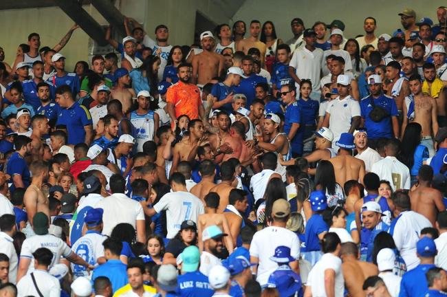Fotos da torcida do Cruzeiro antes e durante a partida contra o Cricima, neste domingo (4), no Mineiro, pela 28 rodada da Srie B