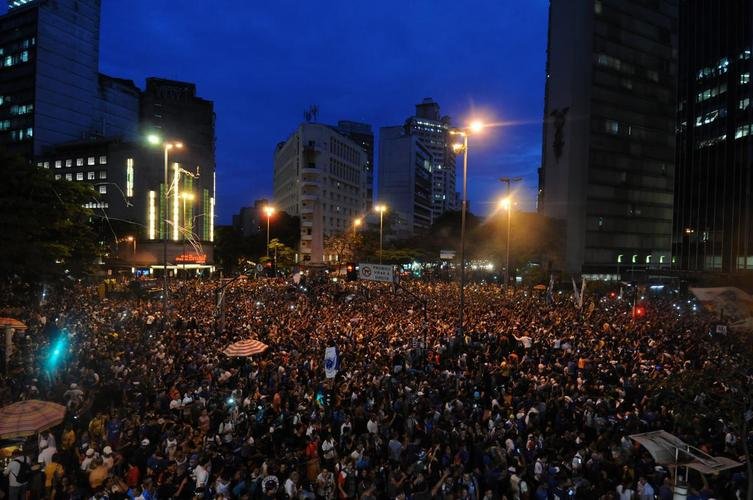 De Confins, jogadores do Cruzeiro hexacampees da Copa do Brasil saram em carro aberto pelas ruas de Belo Horizonte. No Centro da capital, milhares de pessoas aguardavam os jogadores para a festa.