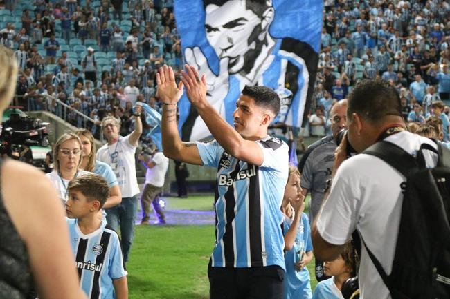 Luis Surez foi apresentado na Arena Grmio nesta quarta-feira (4/1)