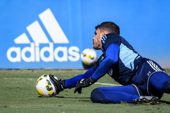 Fotos do treino do Cruzeiro neste domingo, na Toca da Raposa II. As novidades foram as presenas do atacante Rafa Silva, recuperado de incmodo no p direito, e dos recm-contratados Luis Felipe (zagueiro, ex-PSV da Holanda) e Bruno Rodrigues (atacante, ex-Famalico de Portugal)