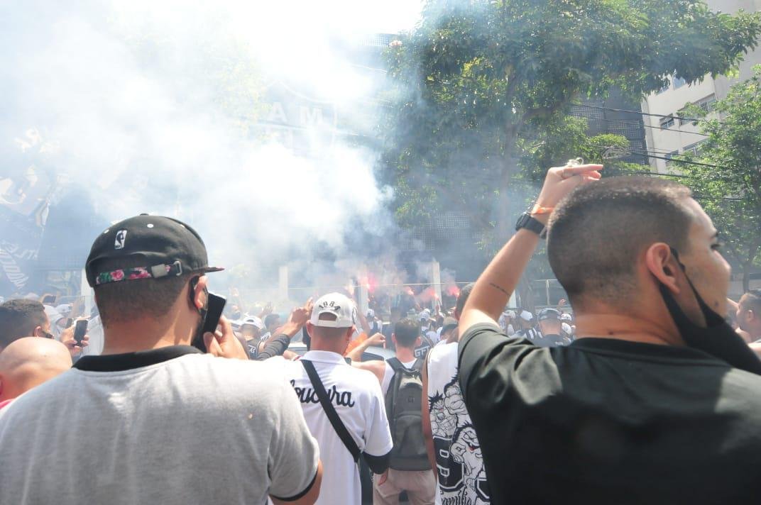 Mais de 300 torcedores do Atltico foram  sede do clube protestar contra a contratao de Thiago Neves