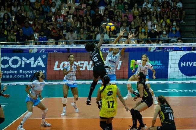 Minas venceu por 3 sets a 1 e saiu na frente do Praia na deciso da Superliga