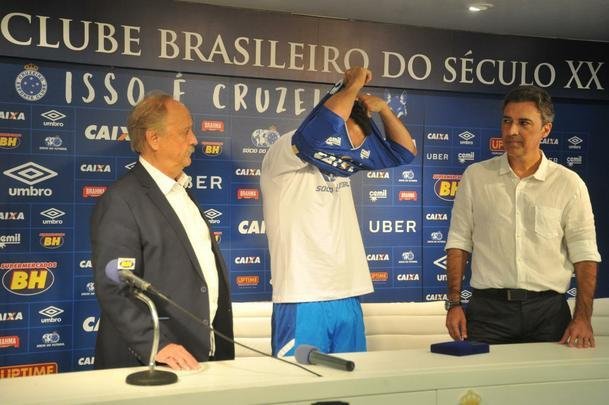 Veja fotos da apresentao do lateral Edilson