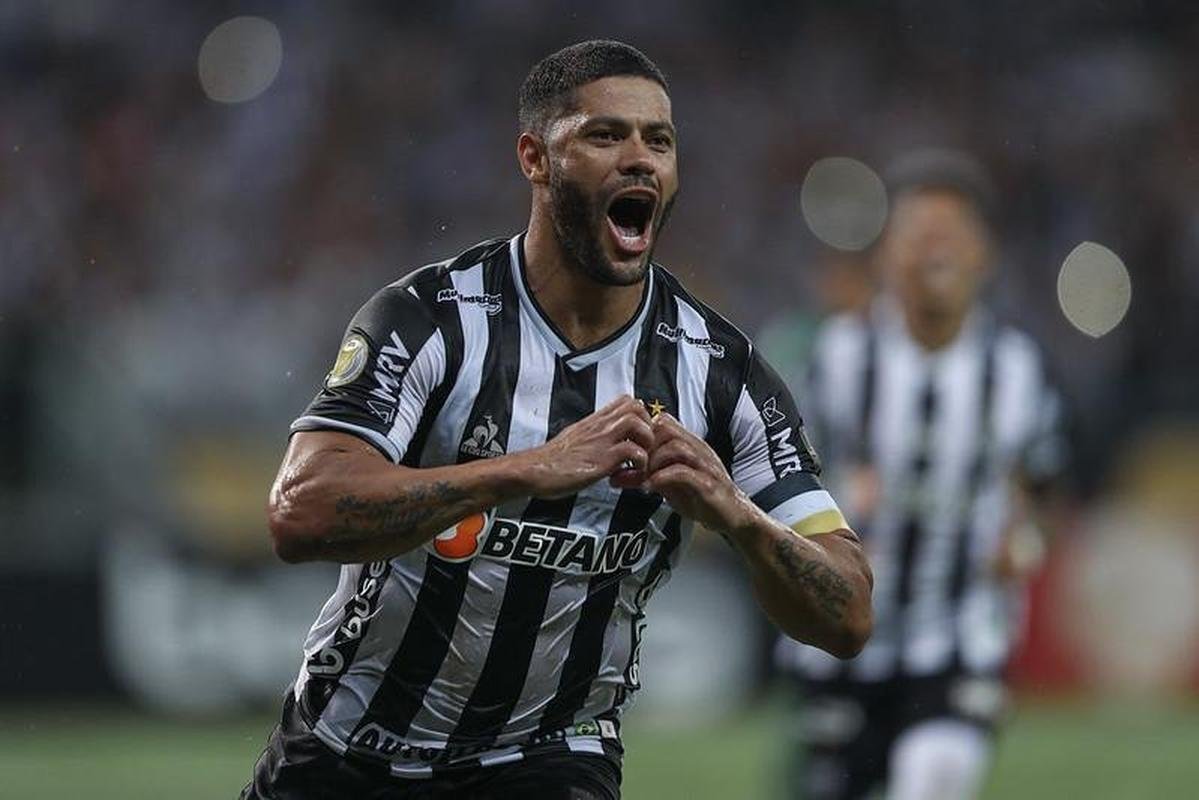 Hulk marcou os dois gols da vitria do Galo por 2 a 0: um de pnalti e outro em lindo chute no ngulo
