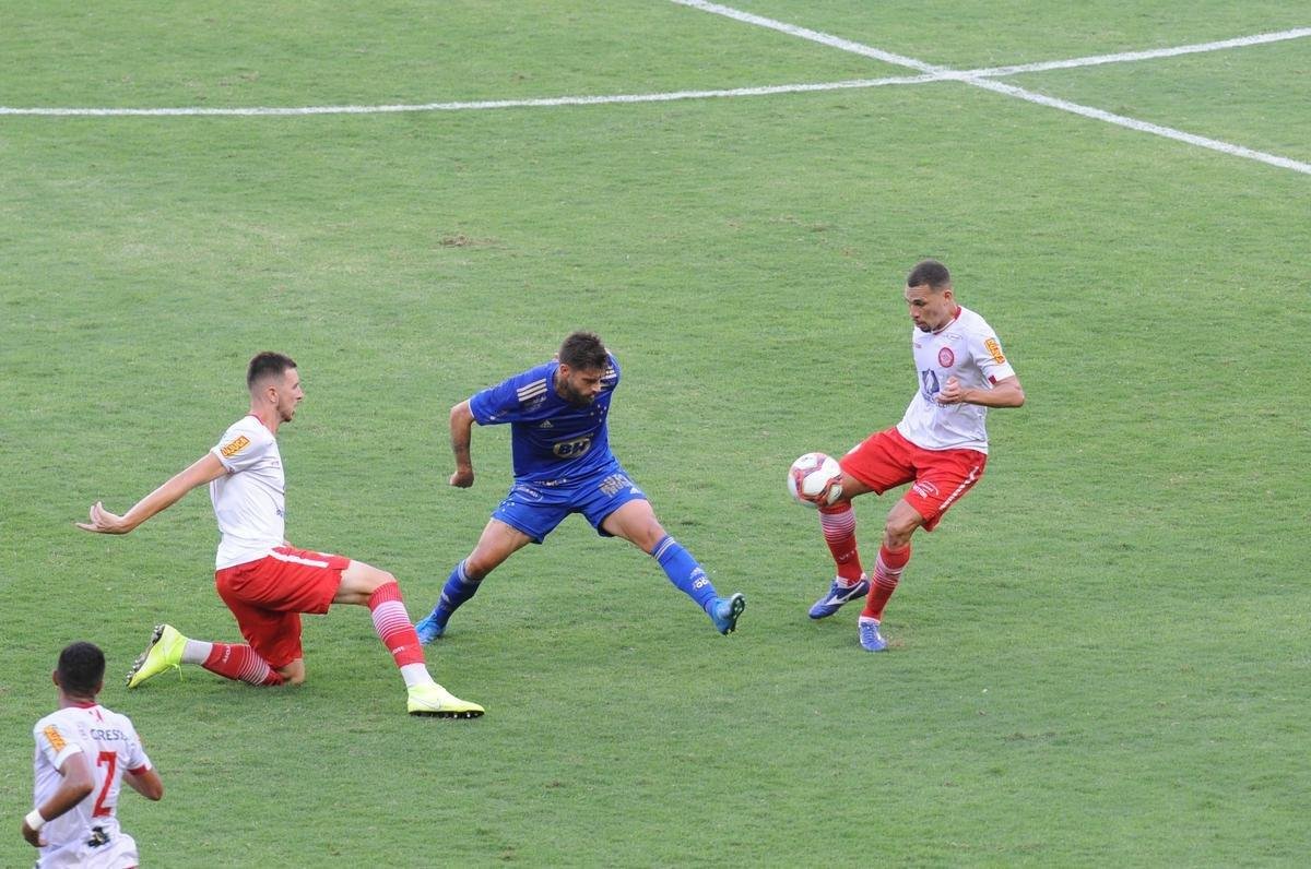 Fotos do empate por 0 a 0 entre Cruzeiro e Tombense, no Mineiro, em Belo Horizonte, pela sexta rodada do Campeonato Mineiro de 2021. Goleiro cruzeirense Fbio pegou um pnalti cobrado por Paulinho Dias e evitou o revs.