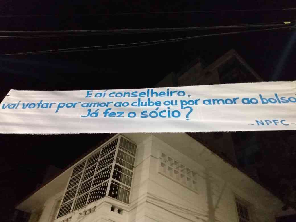 Grupo 'Nascidos Palestra, Forjados Cruzeiro' estendeu faixas cobrando a sada do supervisor Benecy Queiroz, mudana no estatuto do clube e isolamento da 'Famlia Unio'
