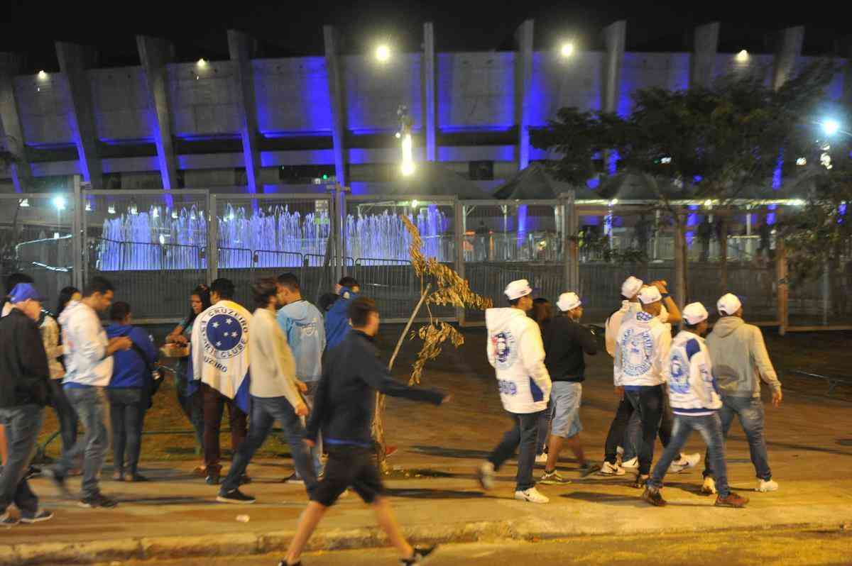 Torcida do Cruzeiro encarou frio e crise de abastecimento para apoiar o time contra o Palmeiras, no Mineiro