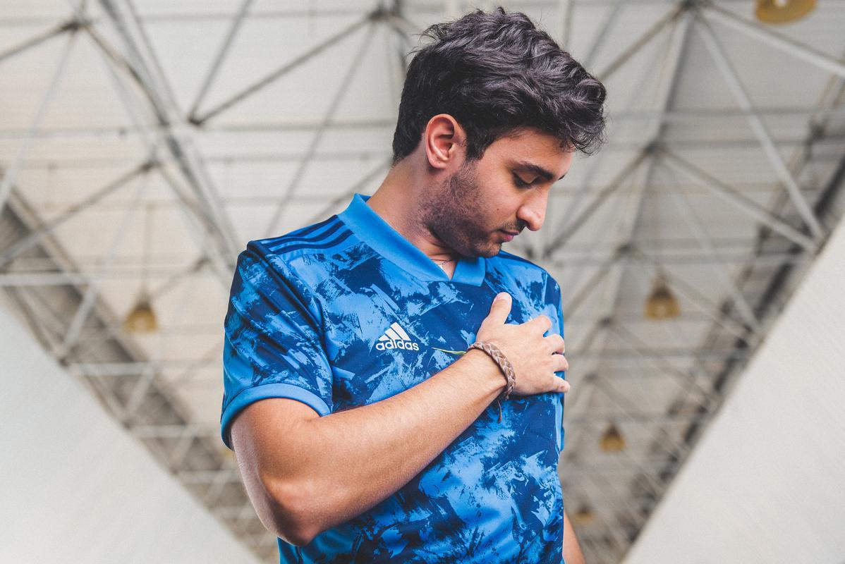 Fotos da nova camisa 3 do Cruzeiro, produzida pela Adidas