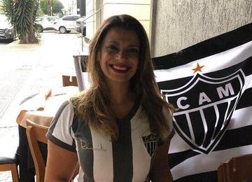 Vestida com a camisa do Atlético, Juliana Fonseca estava no carro com os filhos quando passou em um ponto de encontro da torcida do Cruzeiro; entenda a história