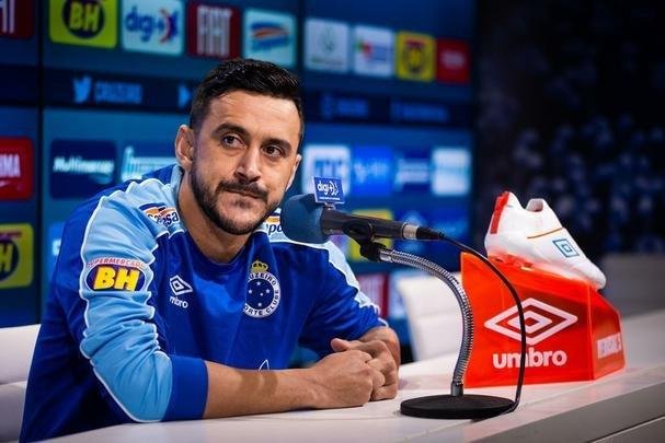 Meia Robinho concedeu entrevista coletiva na Toca da Raposa II